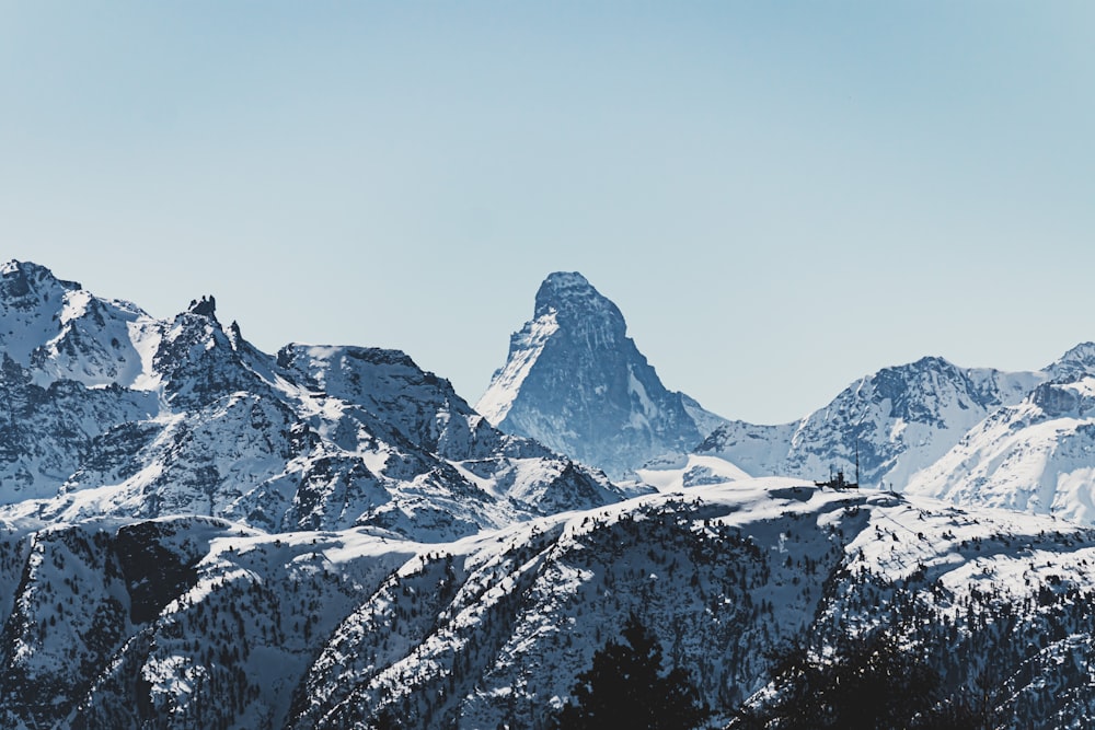 montanha coberta de neve durante o dia