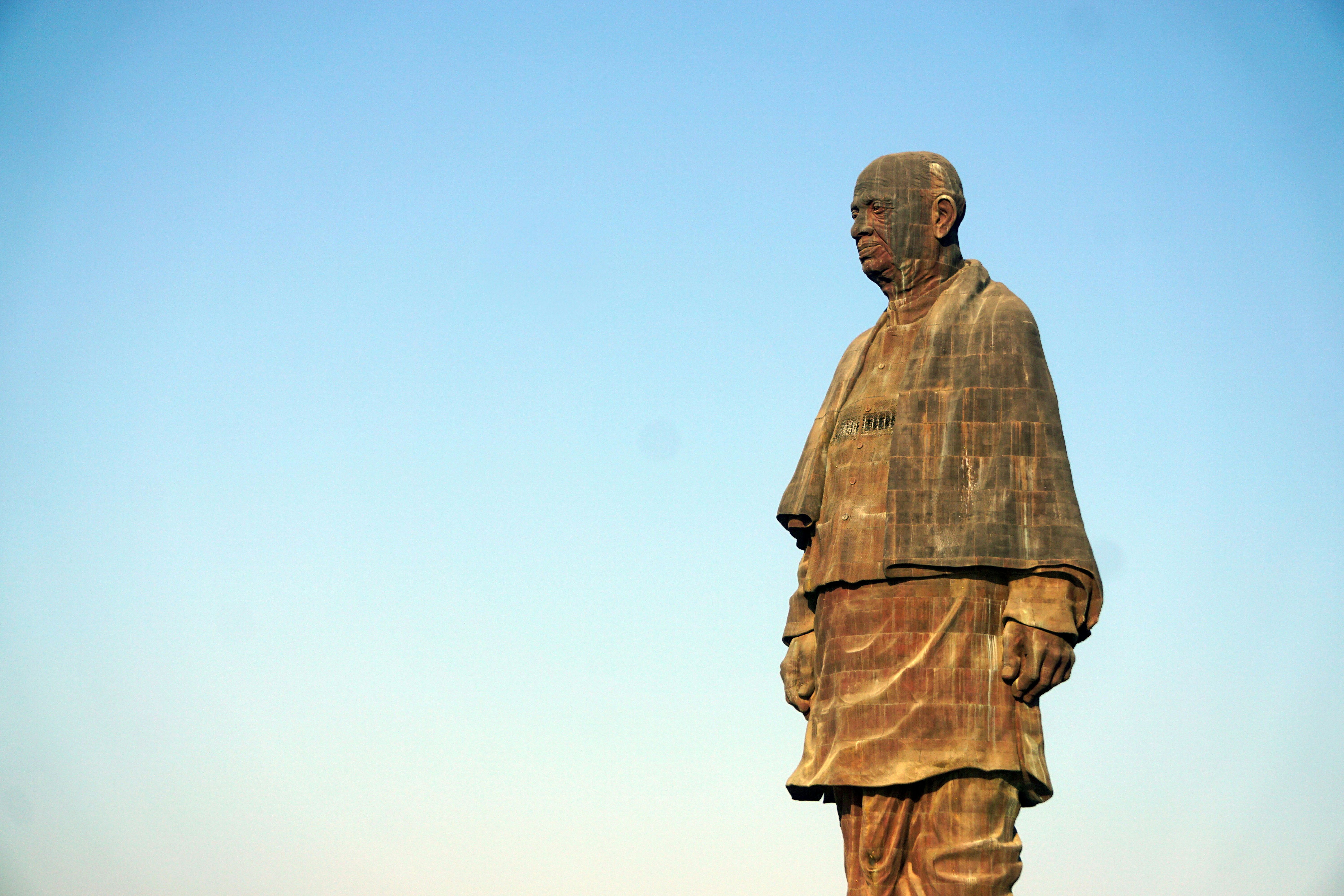 homem na estátua marrom do casaco