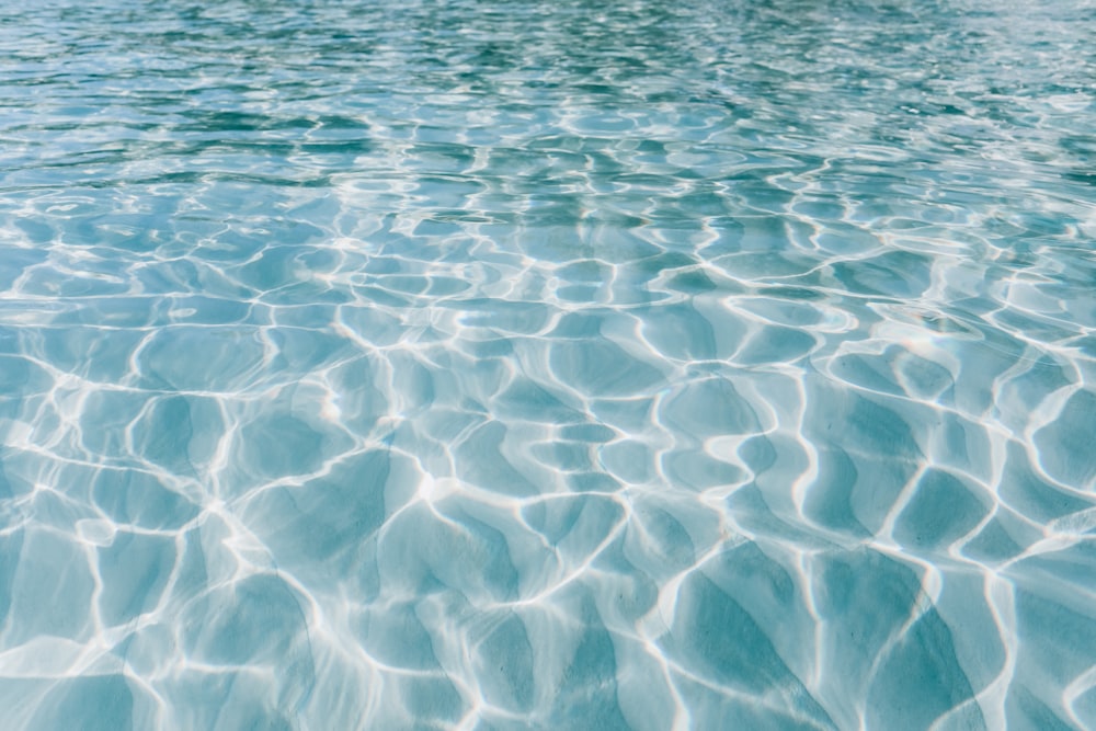 specchio d'acqua durante il giorno