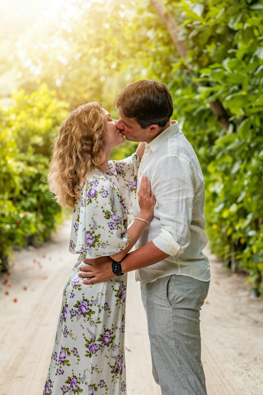 hombre y mujer besándose durante el día