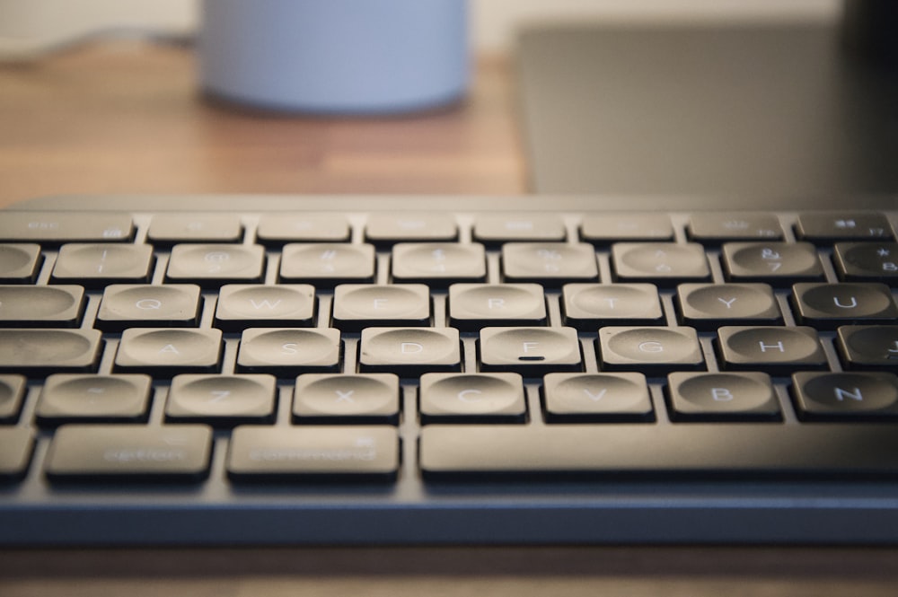 teclado de computador preto e branco