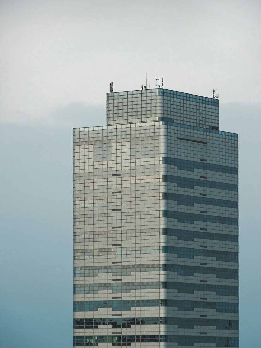 edificio in cemento grigio sotto il cielo grigio