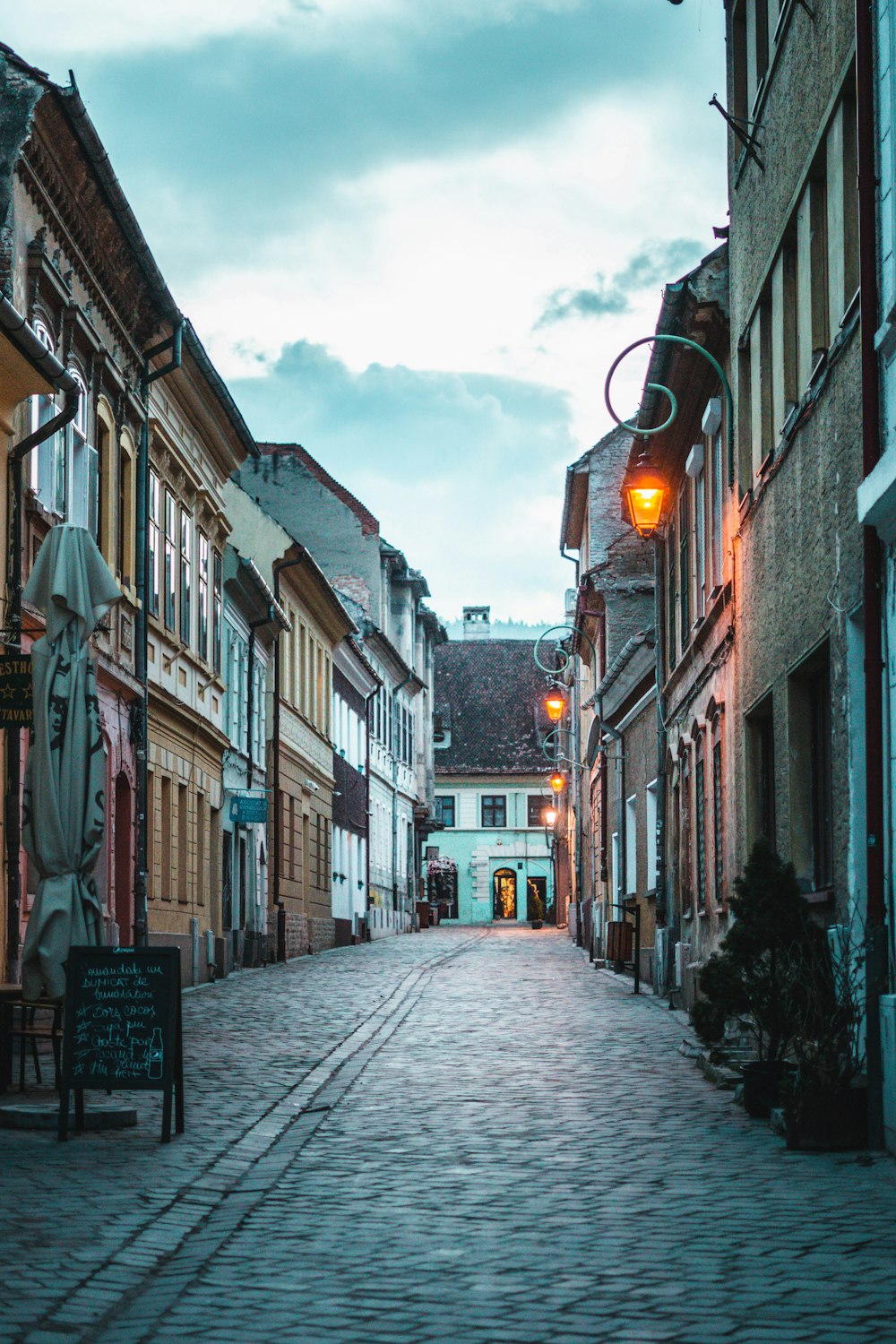 Rue vide entre les bâtiments pendant la journée