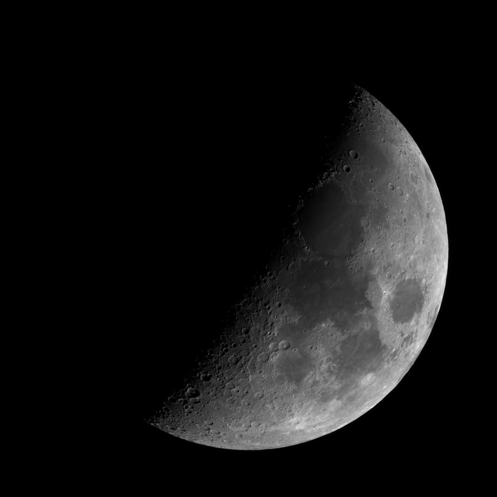 foto in scala di grigi della luna piena