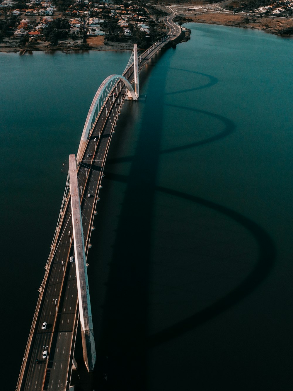Weißmetallbrücke über das Meer