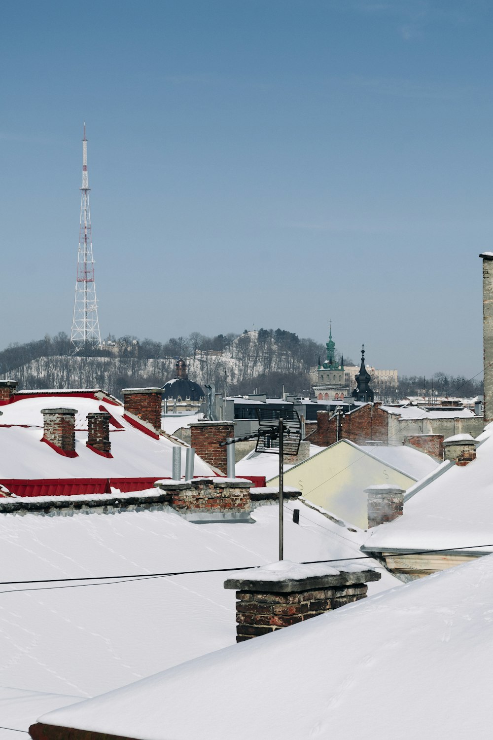 bâtiment en béton blanc et rouge pendant la journée