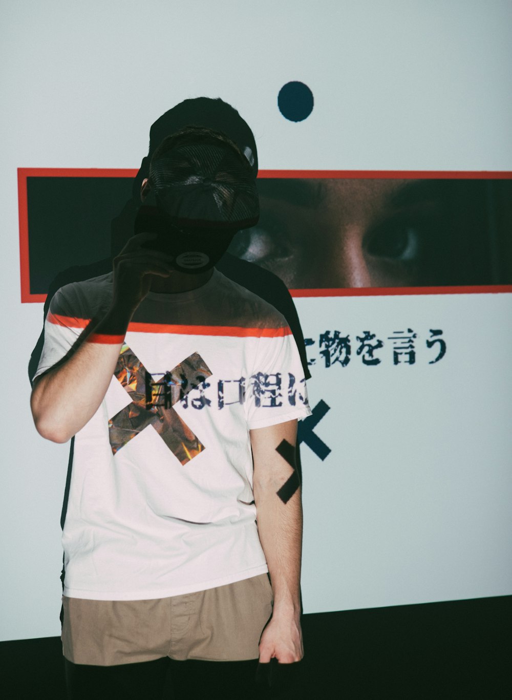 Mann im weißen Rundhals-T-Shirt mit schwarzer Maske