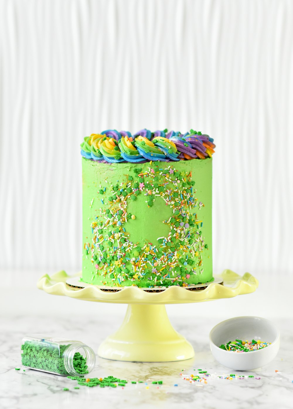 白い陶板に緑と白の花のケーキ