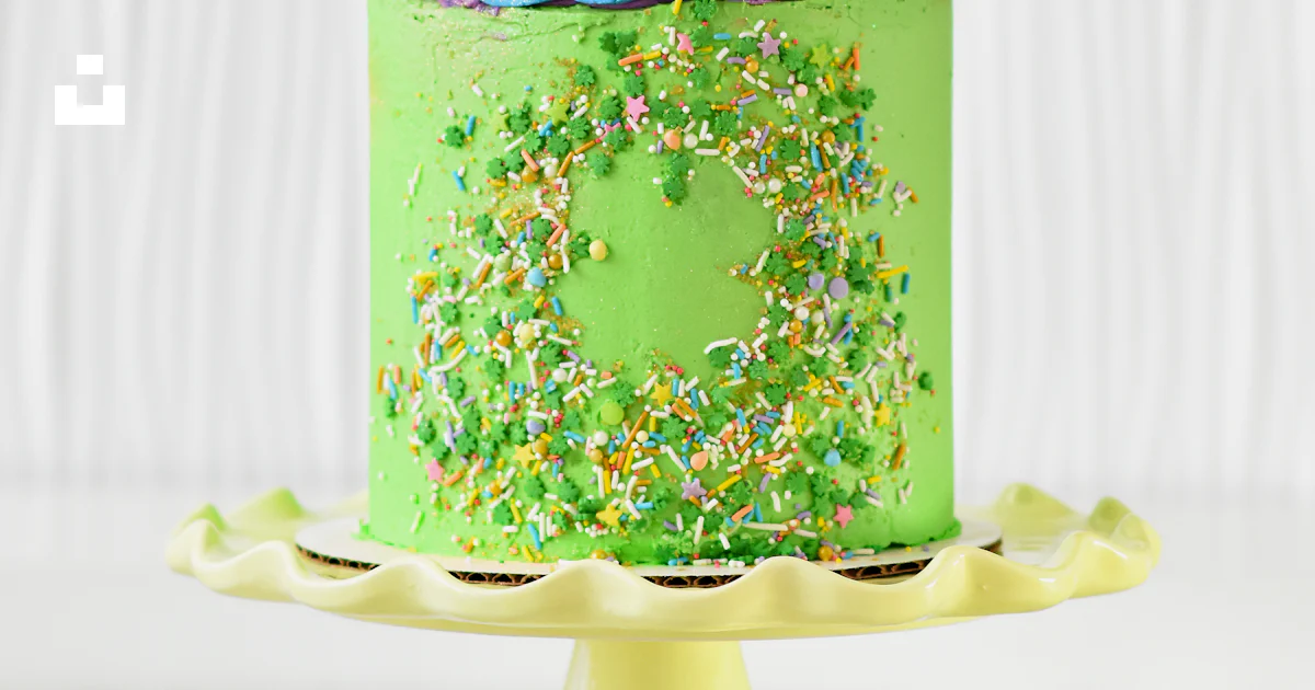 Gâteau floral vert et blanc sur assiette en céramique blanche photo ...