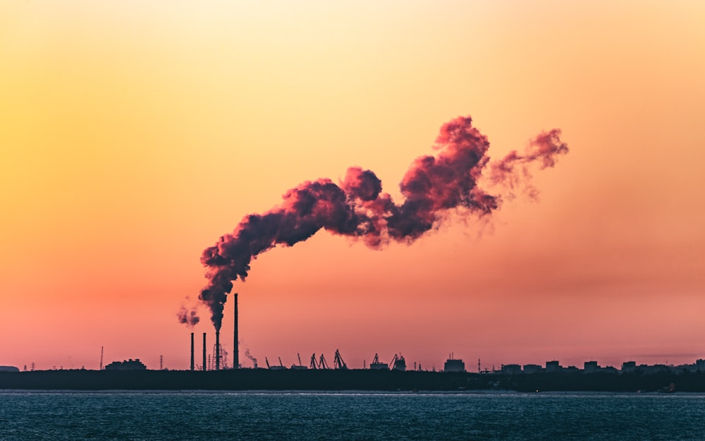 Plan d’eau sous ciel nuageux au coucher du soleil