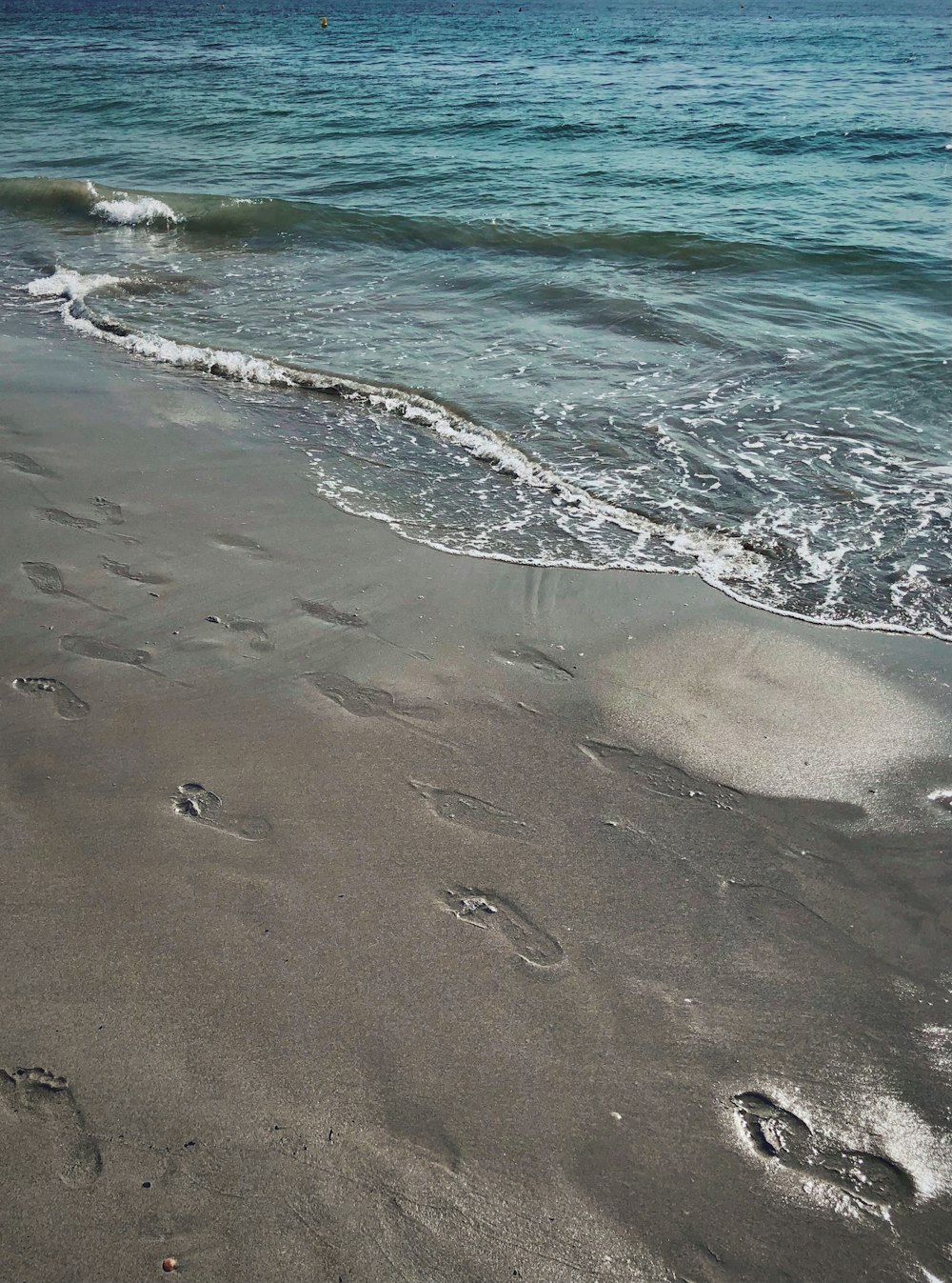 sea waves crashing on shore during daytime