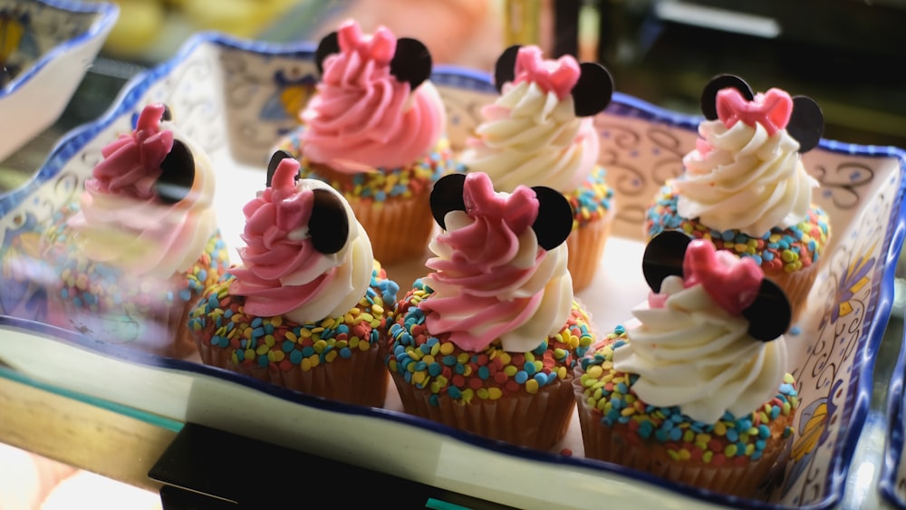 weiße rosa und schwarze Cupcakes