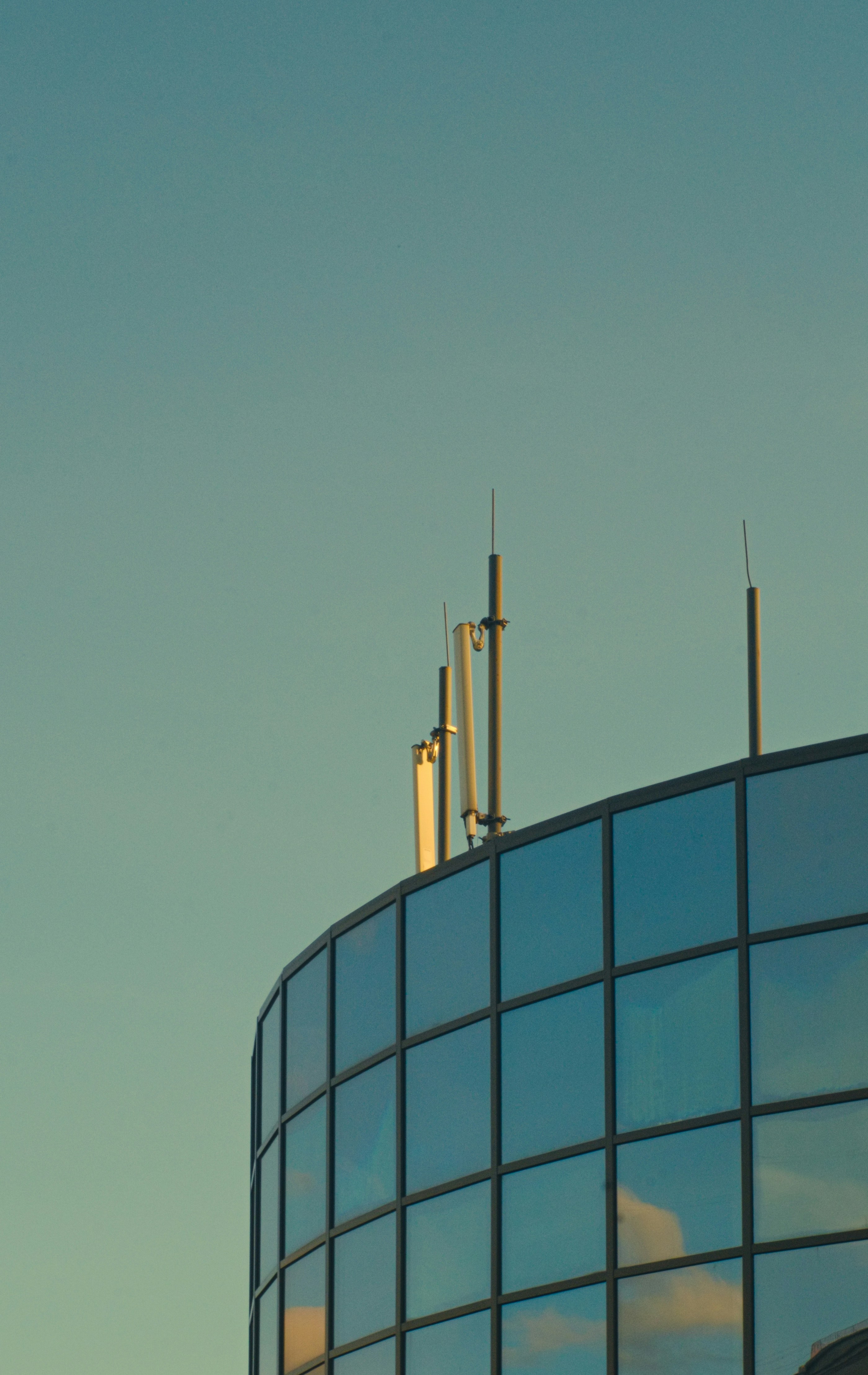blaues Glasgebäude unter blauem Himmel tagsüber