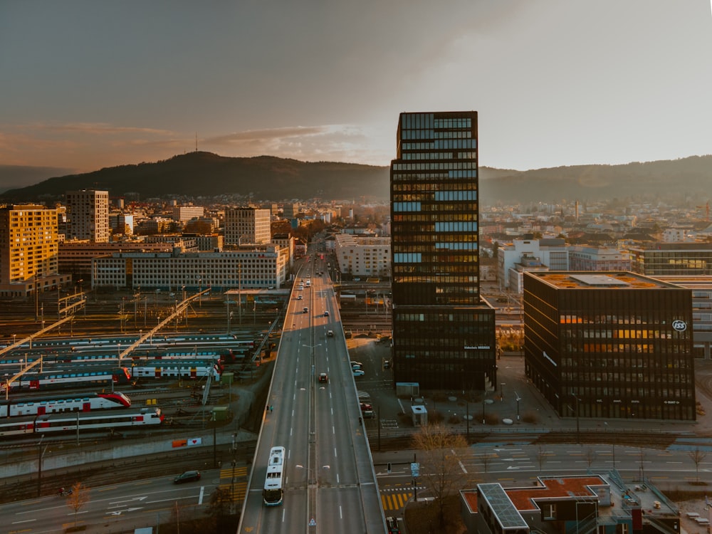 Auto su strada vicino agli edifici della città durante il giorno