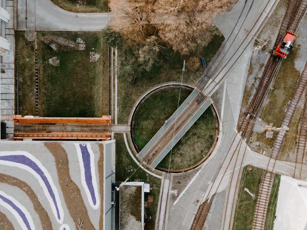 Vista aérea de los coches en la carretera durante el día