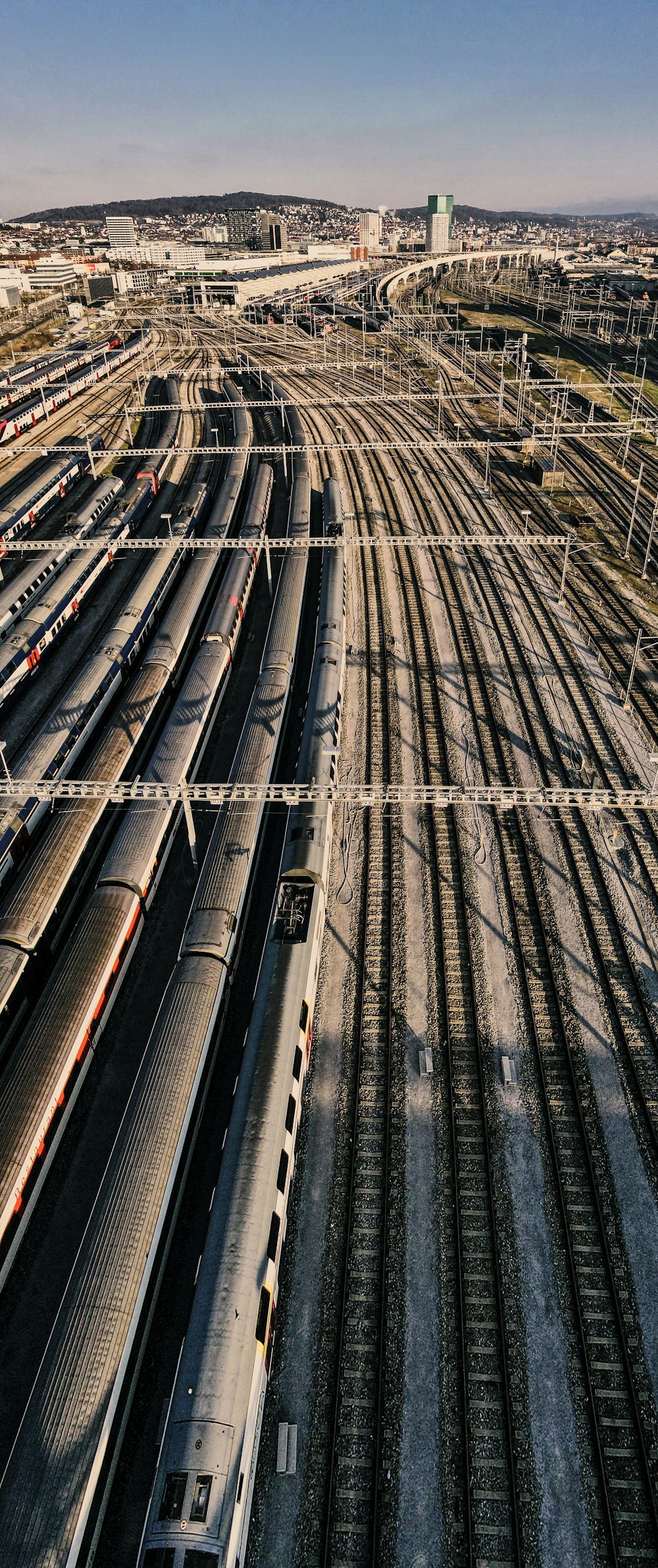 rail de train noir et blanc