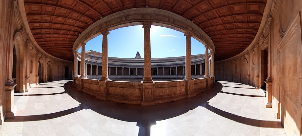 edifício de concreto marrom durante o dia