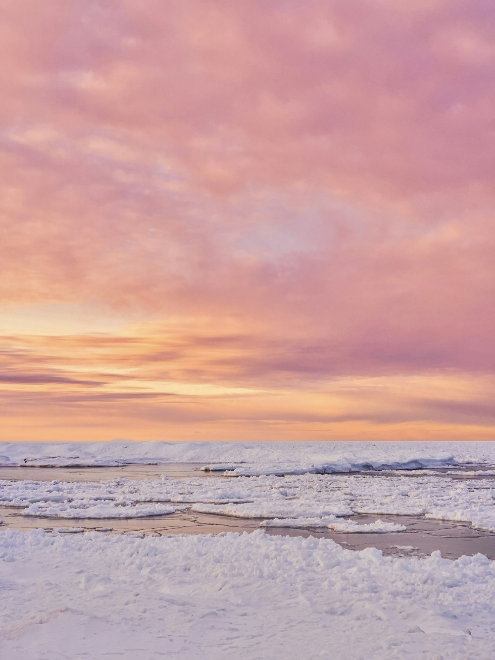 Les vagues de l’océan s’écrasent sur le rivage au coucher du soleil