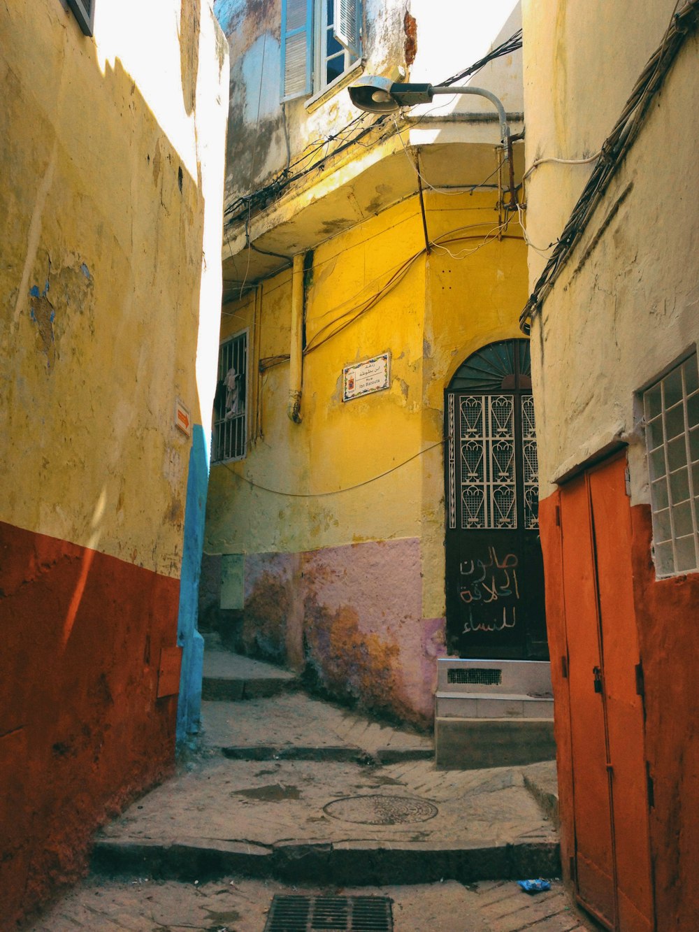 edificio in cemento rosso e giallo