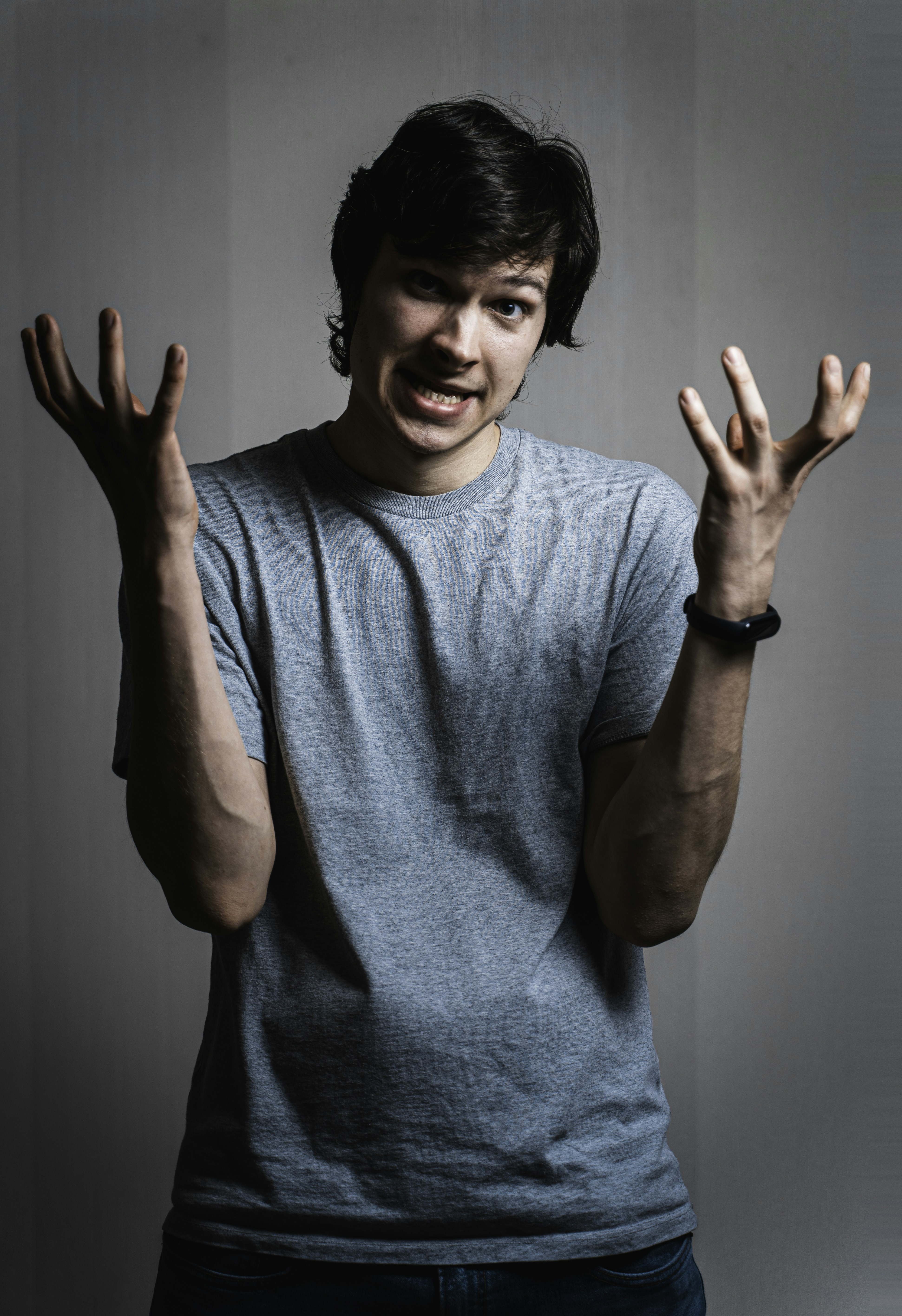 man in gray crew neck t-shirt