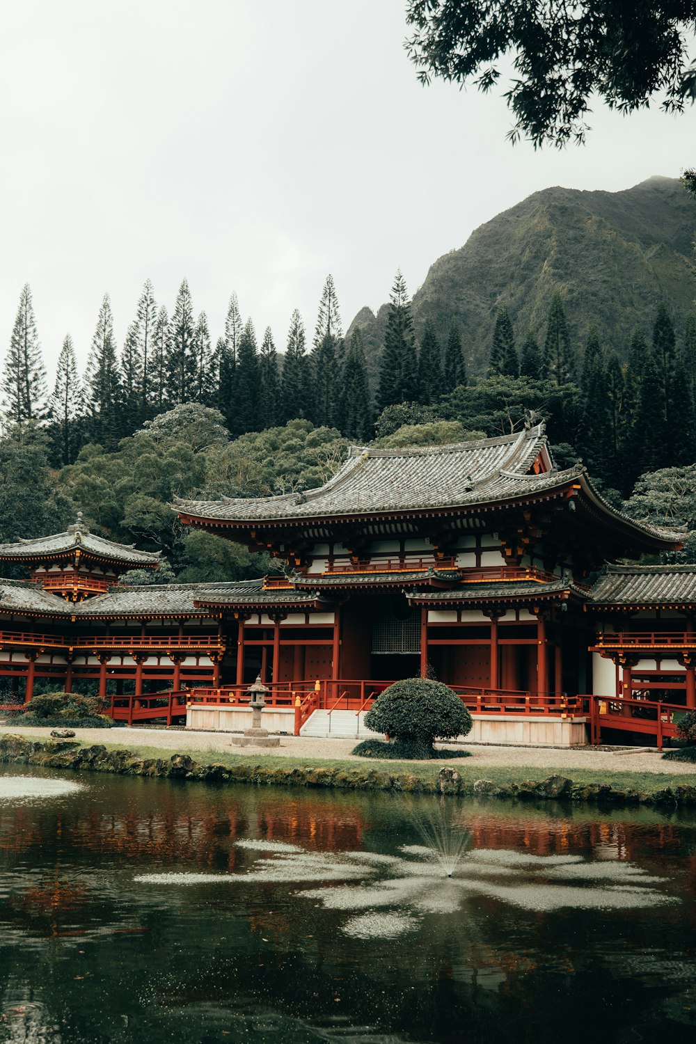 Temple rouge et noir près du lac