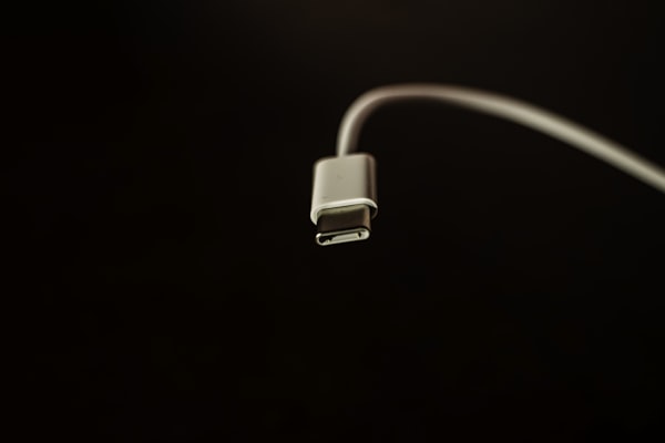Câble USB blanc sur fond sombre