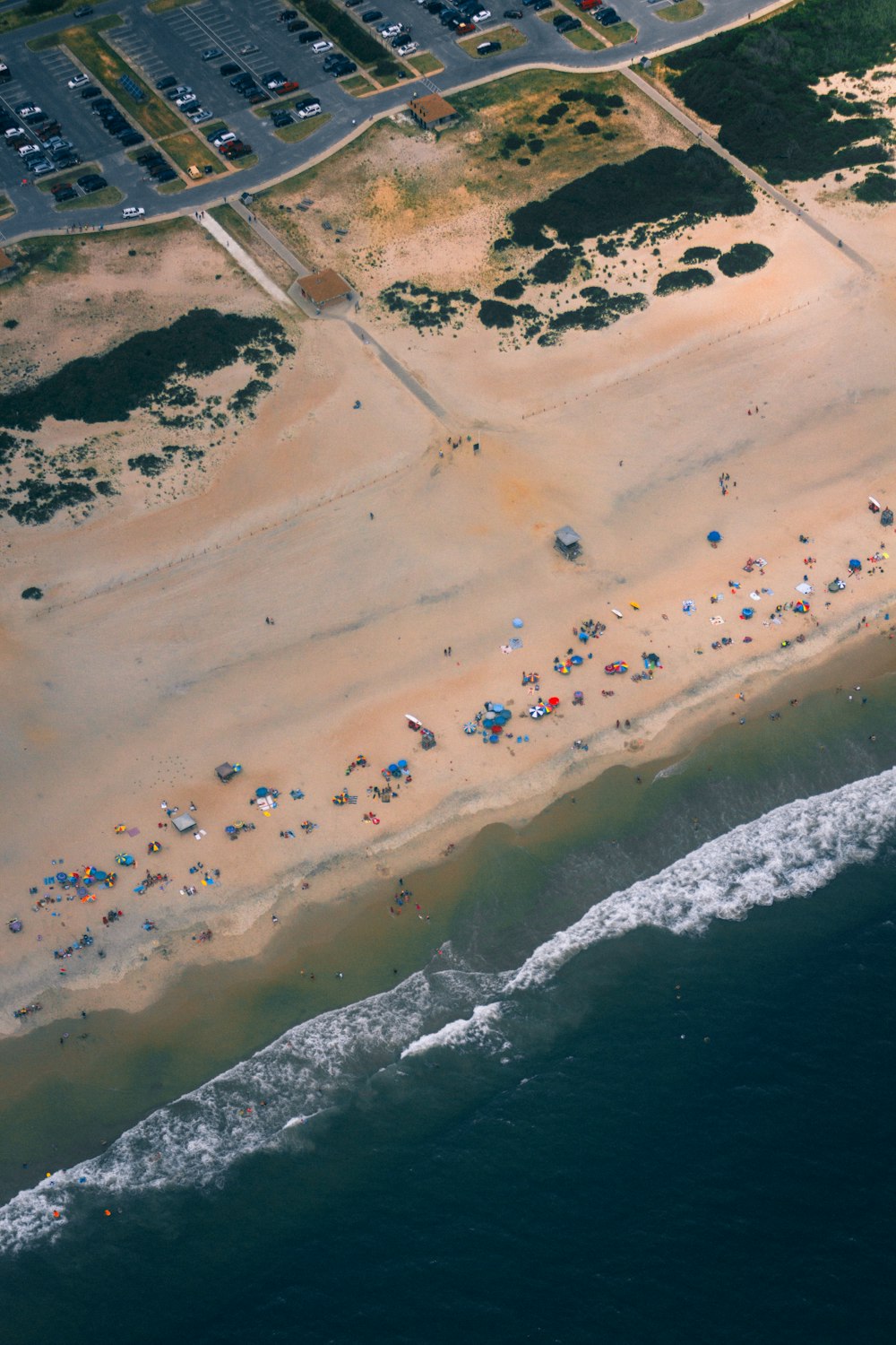 日中のビーチの航空写真
