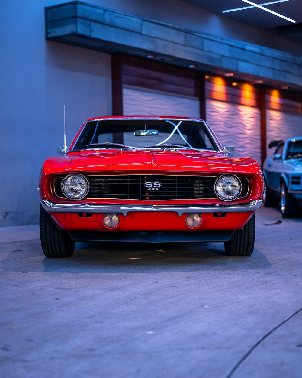 Foto Chevrolet camaro rojo en un garaje – Imagen Vehículo gratis en Unsplash