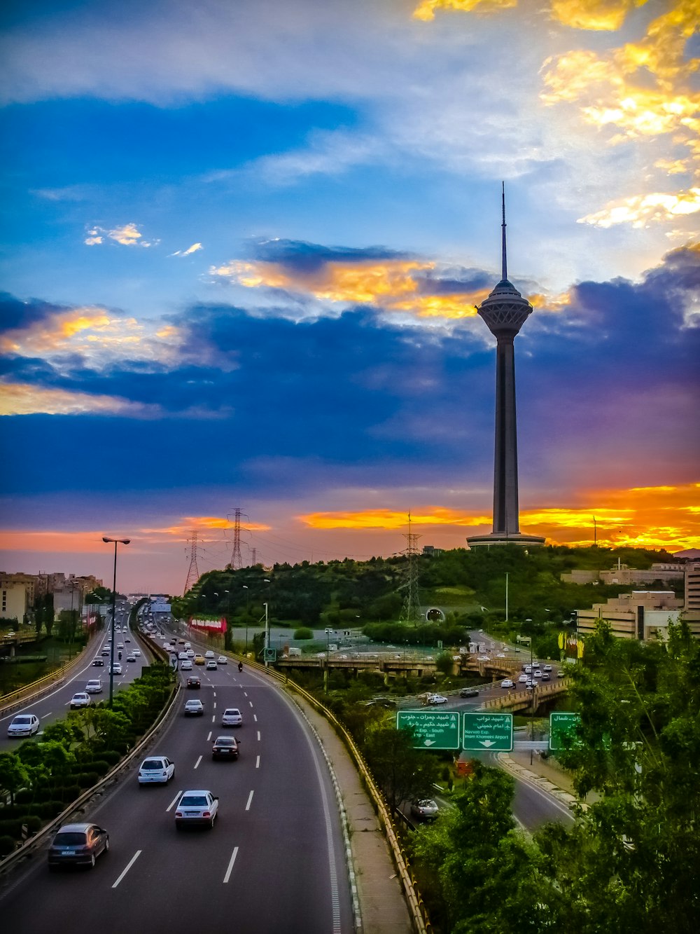 Stadt mit Hochhäusern unter blauem Himmel tagsüber