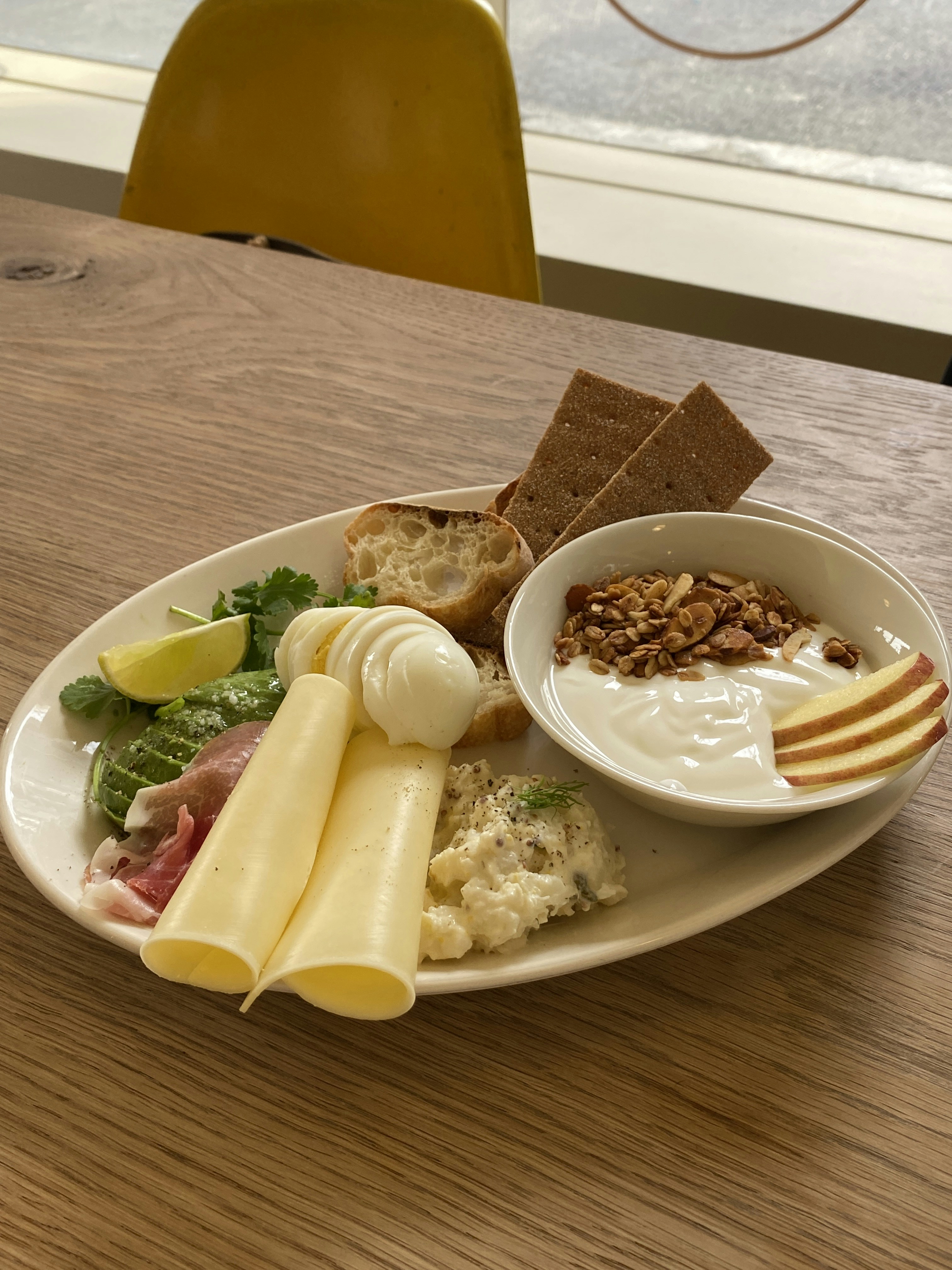 Van kahvaltısı brunch versiyonu, mimosa ve avokado eklenmiş modern sunum