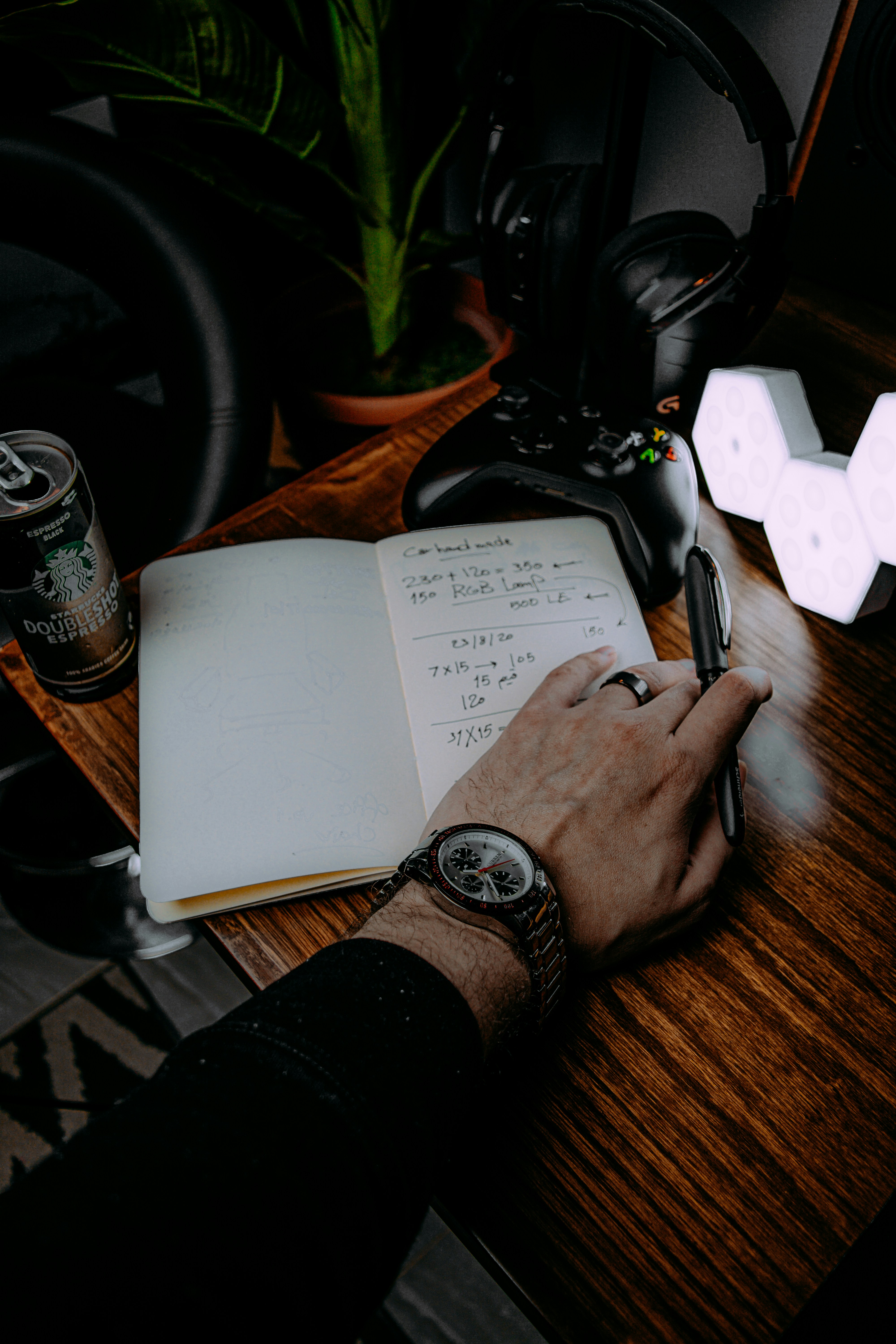 dark wood desk wallpaper, wallpaper, Luxury Office Desk: Traditional Style for Small Spaces 4