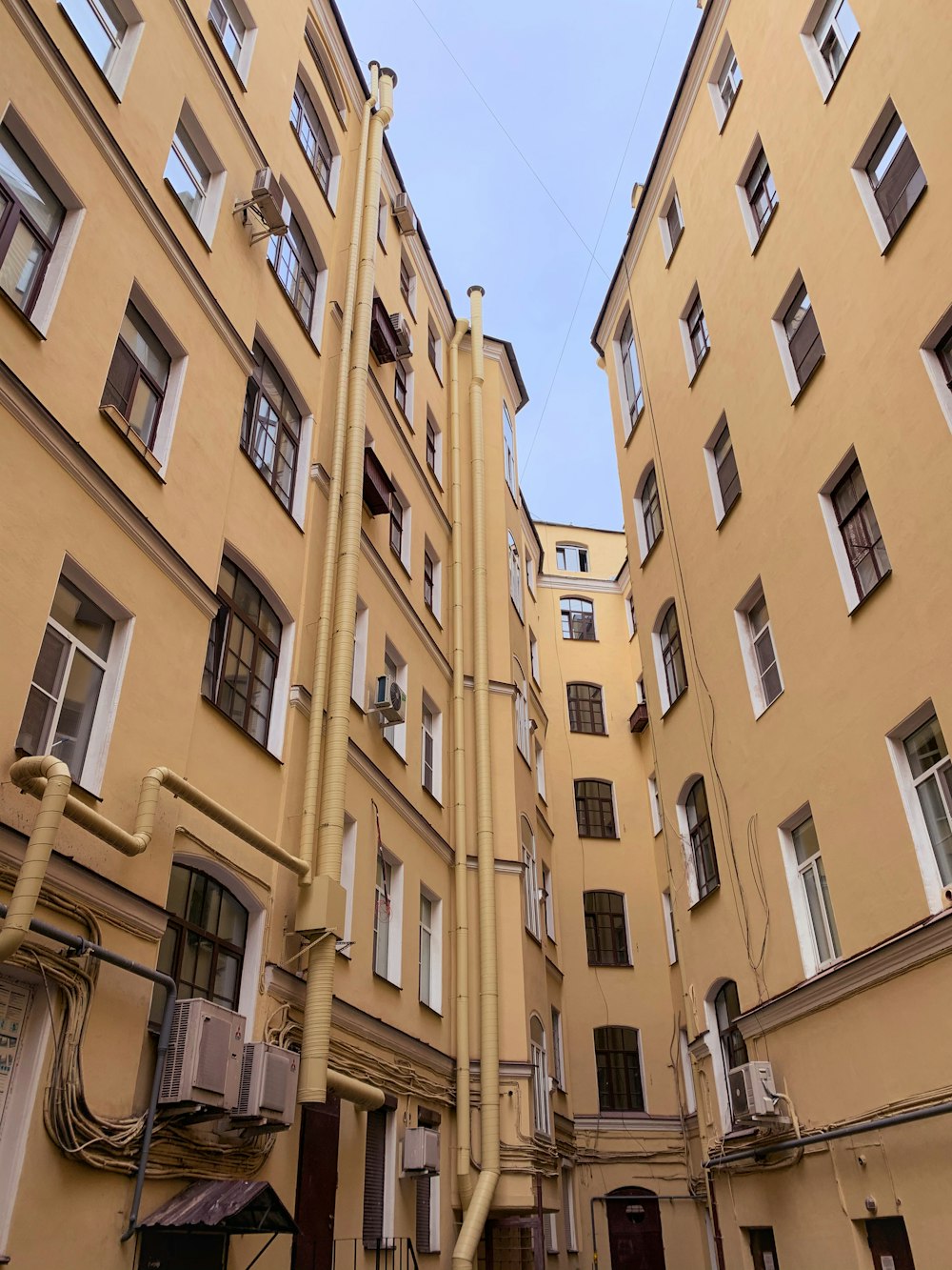 edificio in calcestruzzo giallo durante il giorno