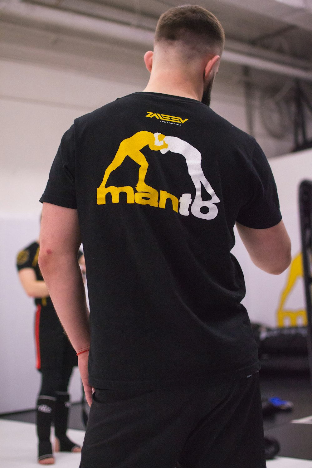 man in black and yellow crew neck t-shirt