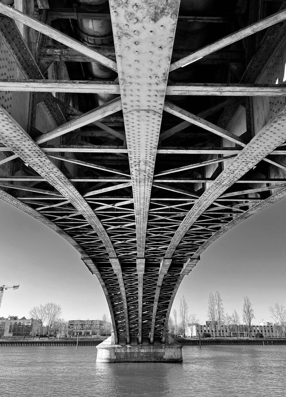 Puente de hormigón gris durante el día