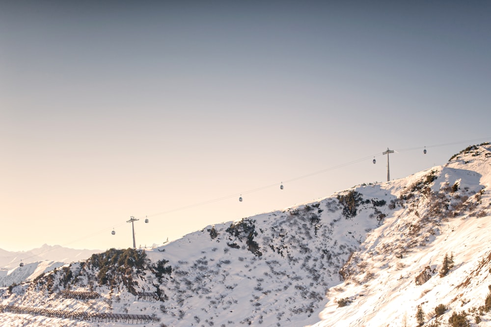 Teleféricos sobre la montaña cubierta de nieve