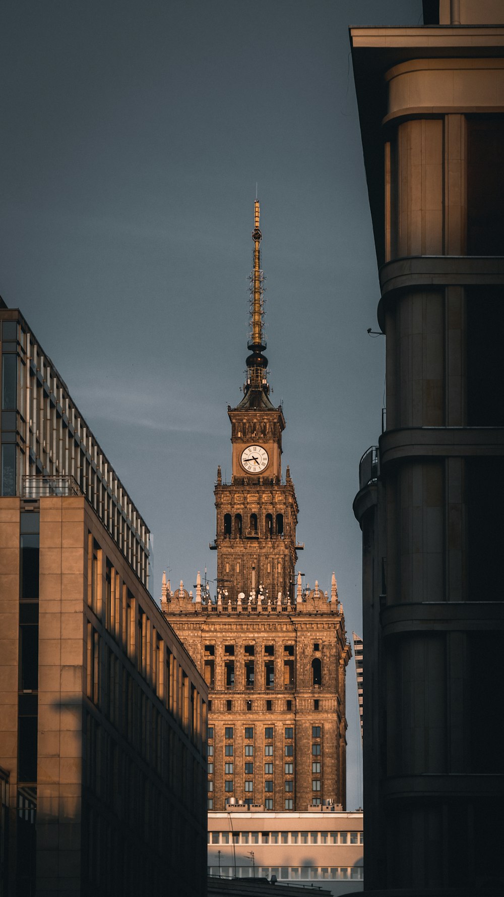 Big Ben bajo el cielo gris durante el día