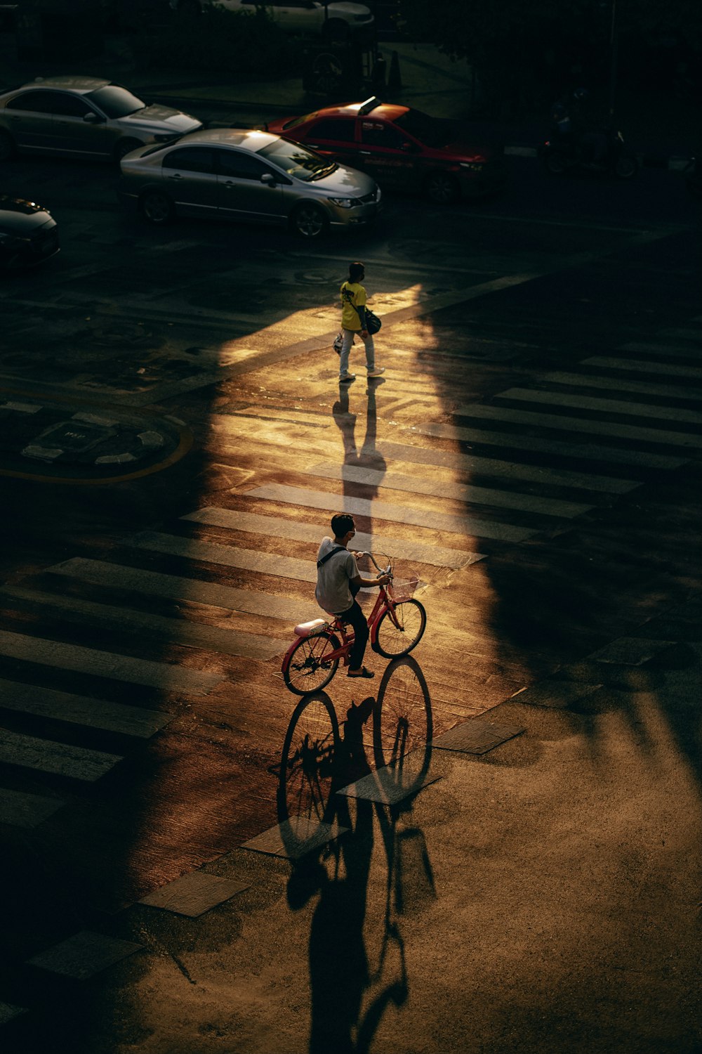 Mädchen in weißem Hemd und weißer Hose fährt nachts Fahrrad auf der Straße