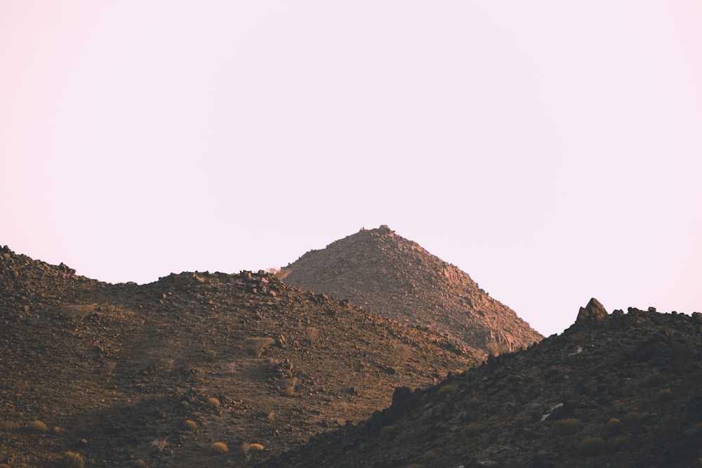Montagna rocciosa marrone sotto cielo bianco durante il giorno