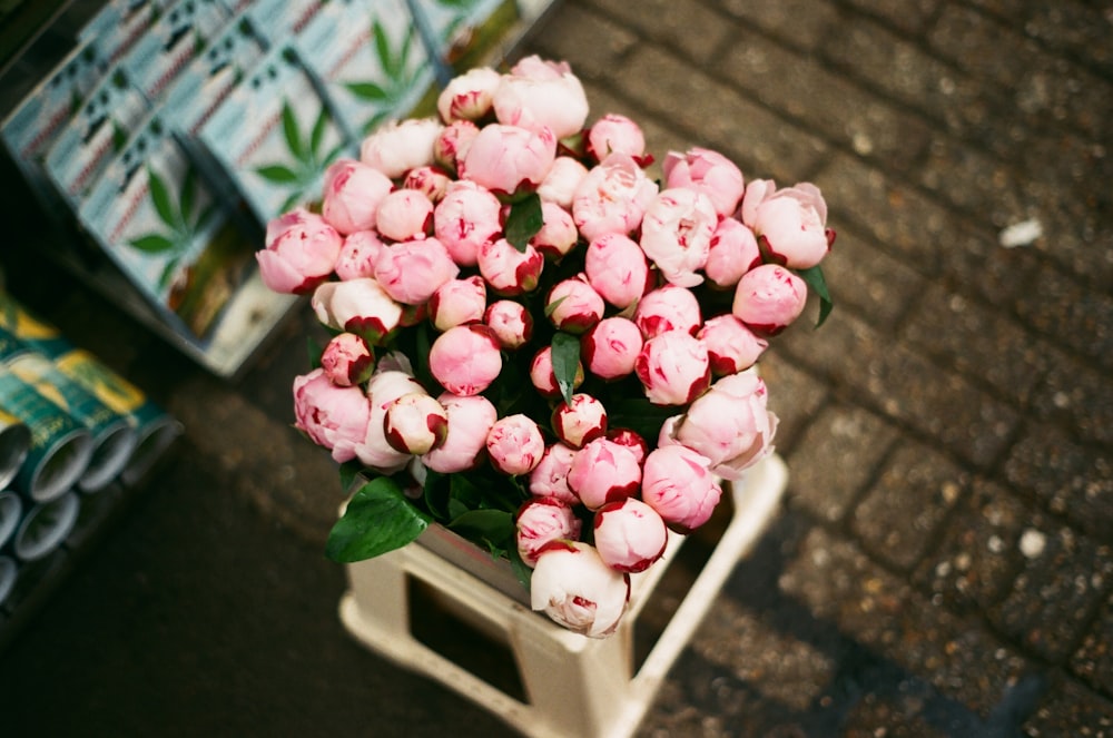 白い木製のテーブルにピンクのバラ