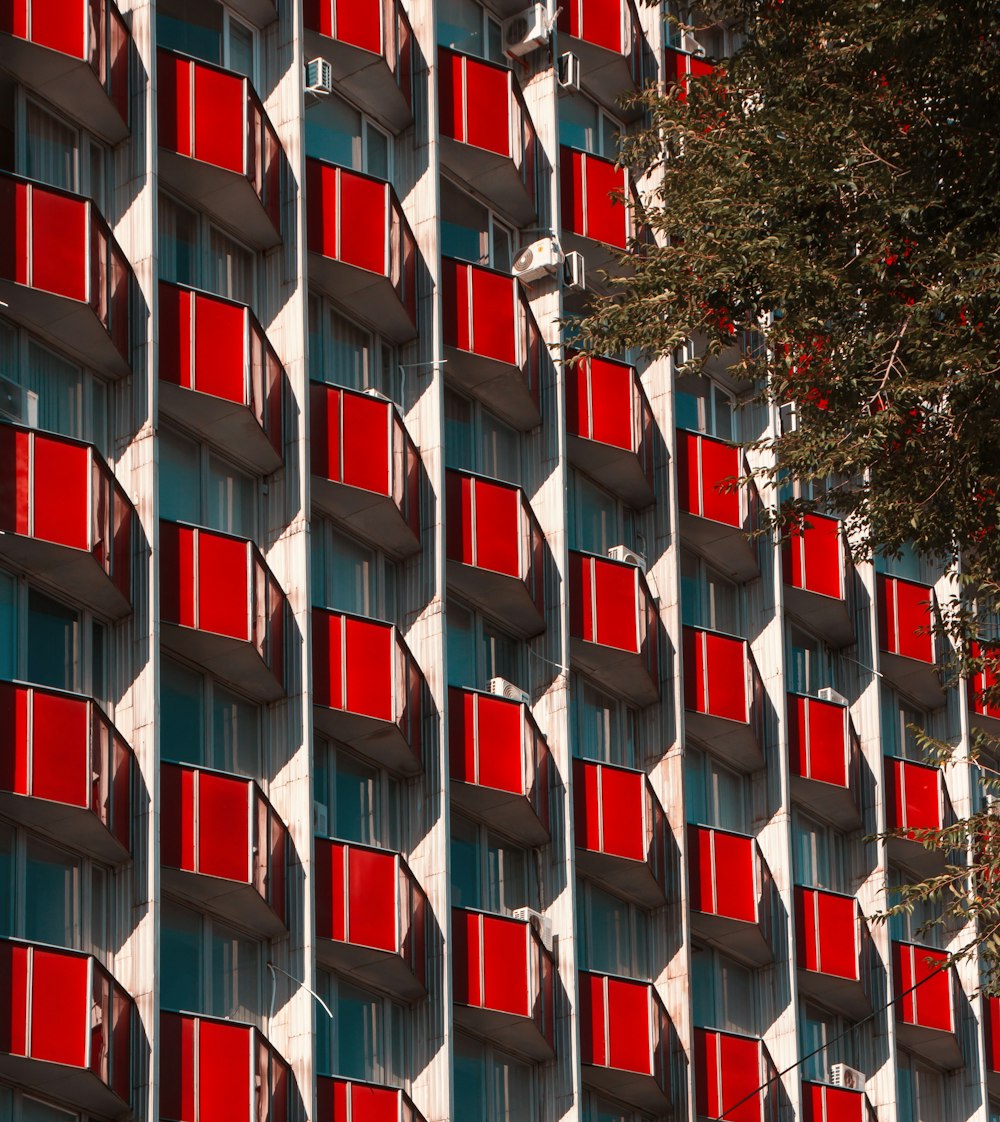 赤と白のコンクリートの建物