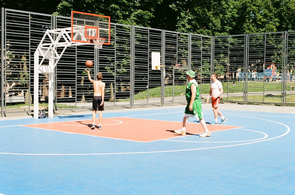 2 hombres jugando al baloncesto durante el día