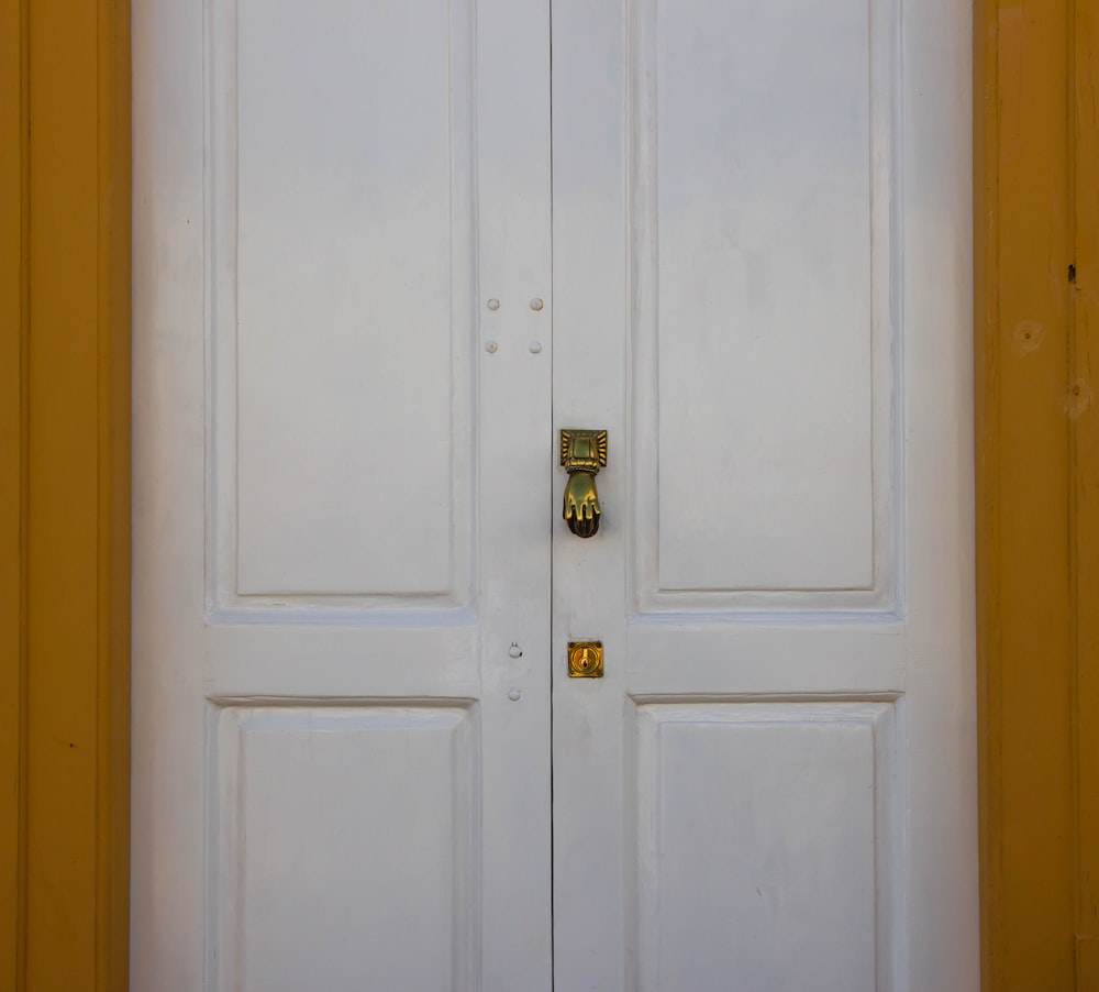 Porta in legno bianco con leva argentata