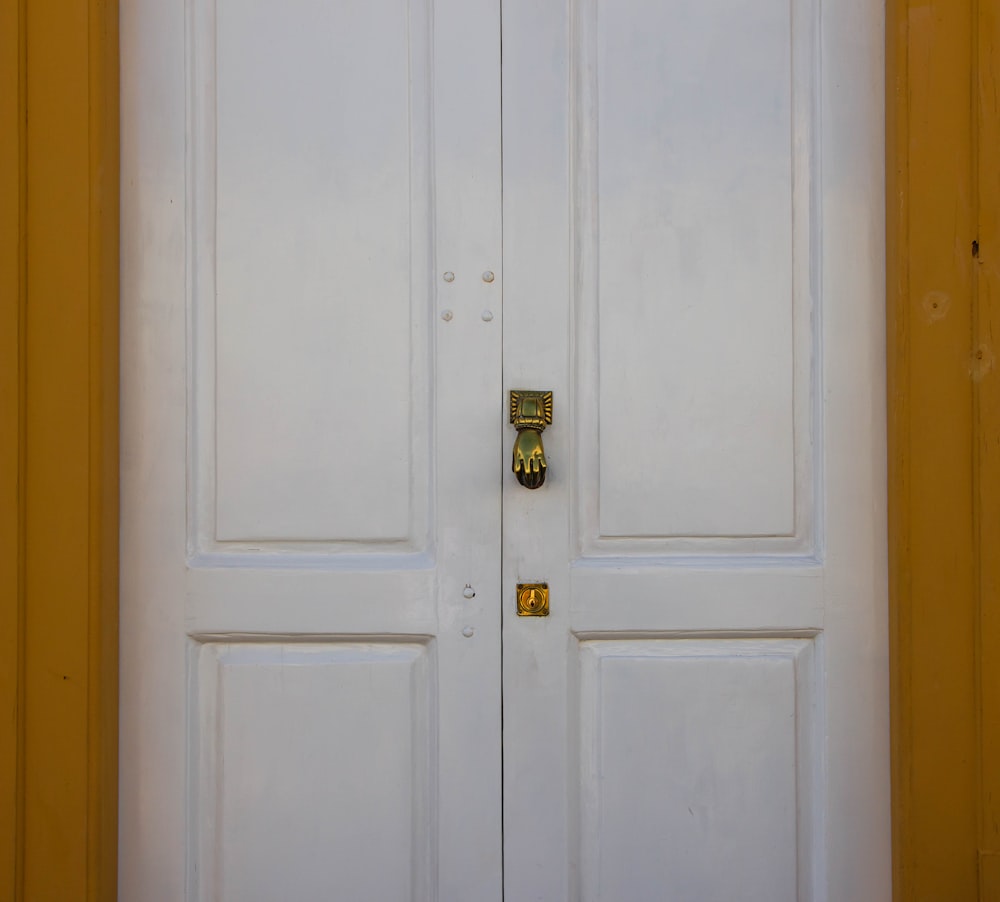 Puerta de madera blanca con palanca de puerta plateada