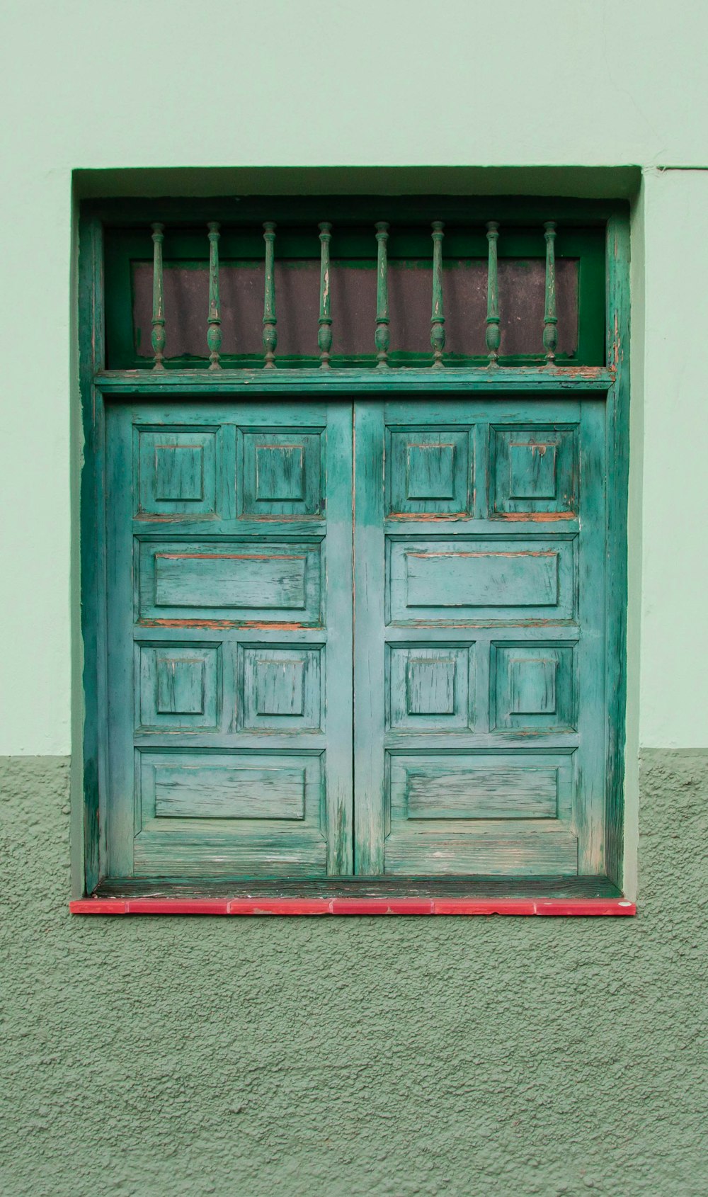 puerta de madera marrón sobre pared blanca
