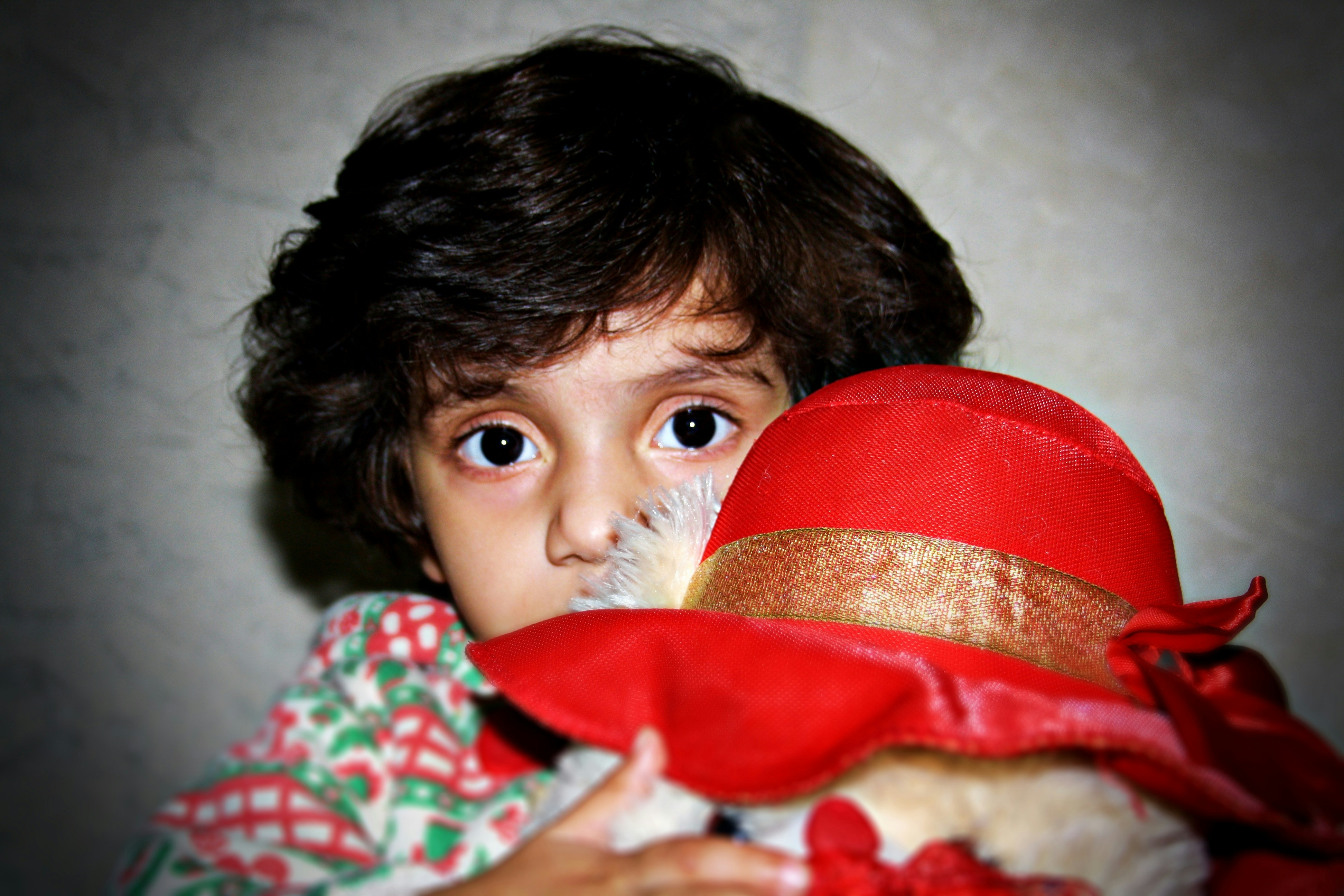 Mädchen im rot-weißen Blumenhemd