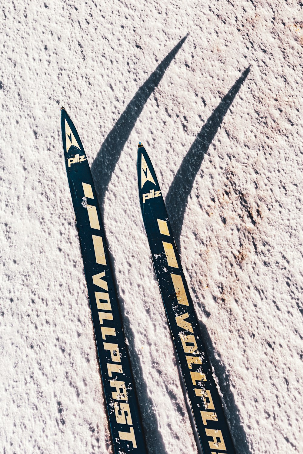 black and yellow snow ski blades