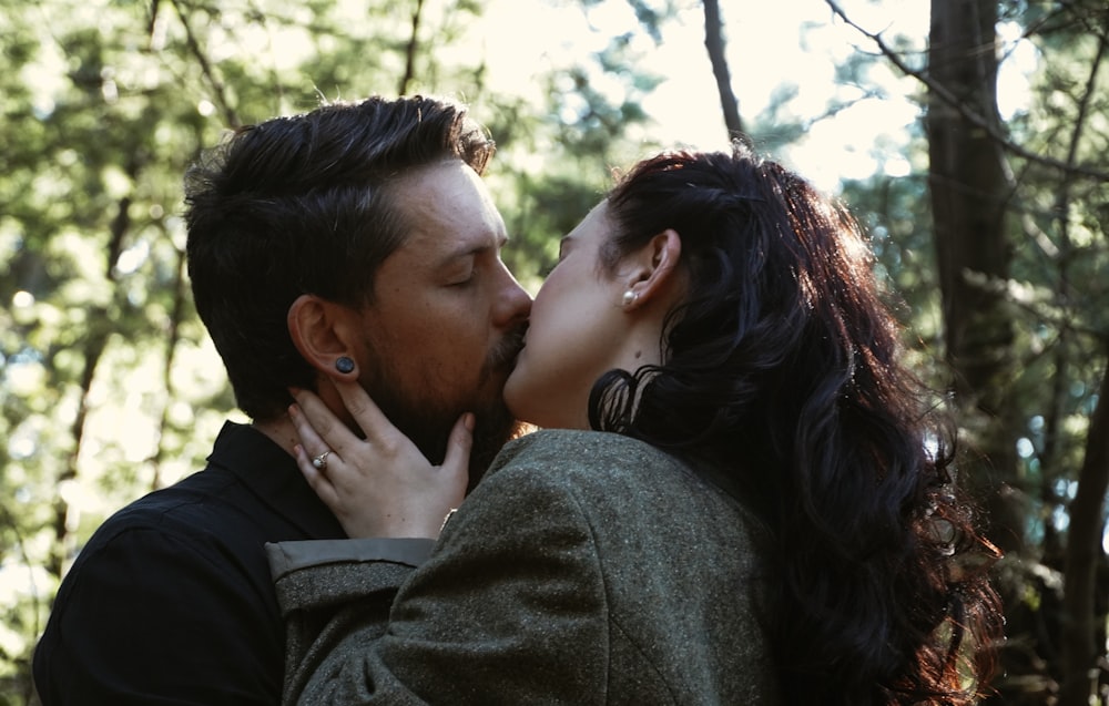 女性の頬にキスする男性の写真 Unsplashで見つける人間の無料写真