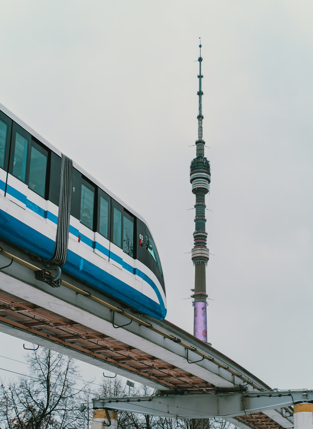 Tren azul y blanco bajo nubes blancas durante el día