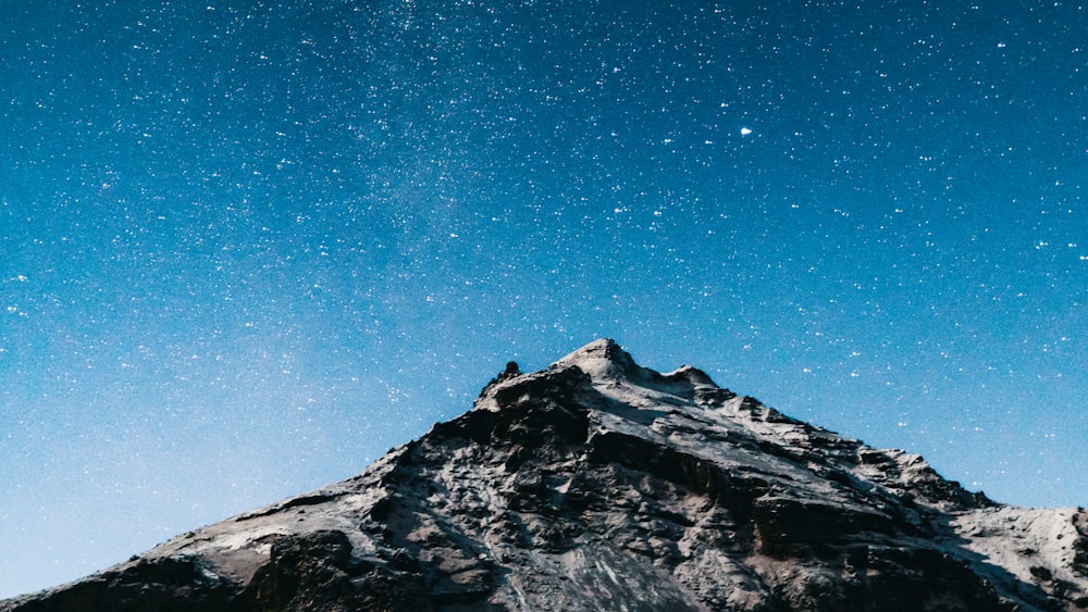 montagna bianca e nera sotto il cielo blu durante il giorno