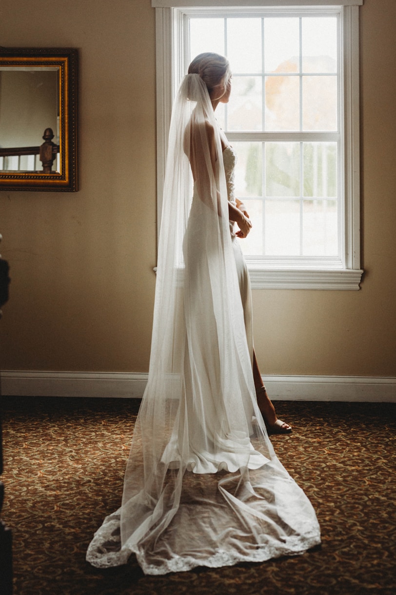 femme vêtue d'une robe blanche